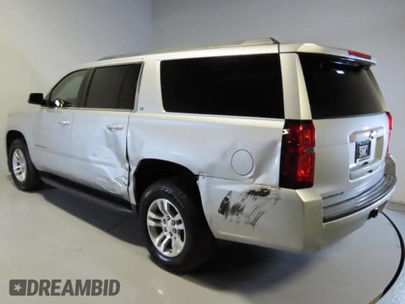 ✅ 2018 Chevrolet Suburban LT • VIN: 1GNSKHKC9JR395664 • Lot: 85802344. Wystawiony na Copart z przebiegiem 84 267 mil. Bezpłatny archiwum sprzedaży aukcyjnych z USA i szczegółowy raport historii pojazdu na DreamBid. Zdjęcie 4.