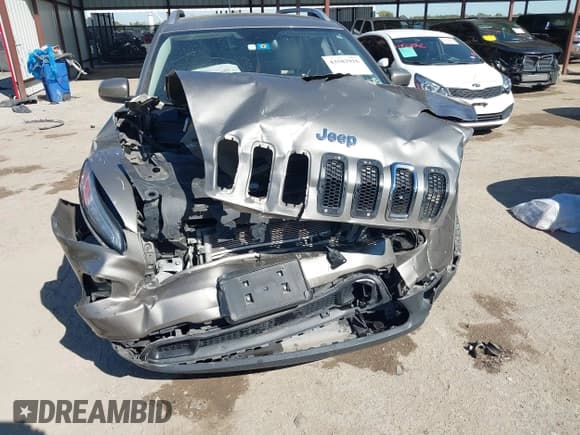 ✅ 2018 Jeep Cherokee Latitude • VIN: 1C4PJLCB2JD573390 • Lot: 43583916. Wystawiony na IAAI z przebiegiem 116 699 mil. Bezpłatny archiwum sprzedaży aukcyjnych z USA i szczegółowy raport historii pojazdu na DreamBid. Zdjęcie 6.