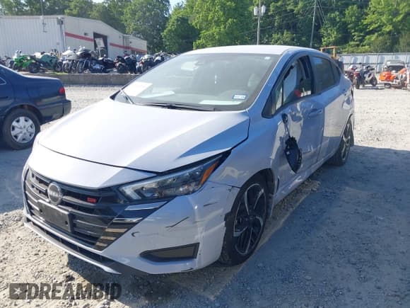 ✅ 2024 Nissan Versa SR • VIN: 3N1CN8FV9RL849773 • Лот: 42332373. Опубликован ранее на IAAI с пробегом 27 293 миль. Бесплатный доступ к архиву аукционных продаж из США и подробный отчёт об истории автомобиля на DreamBid. Изображение 2.