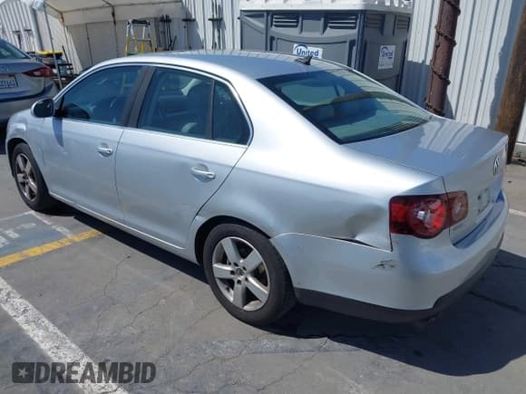✅ 2008 Volkswagen Jetta SE • VIN: 3VWRZ71K08M194590 • Lot: 41973206. Wystawiony na IAAI z przebiegiem 103 753 mil. Bezpłatny archiwum sprzedaży aukcyjnych z USA i szczegółowy raport historii pojazdu na DreamBid. Zdjęcie 3.