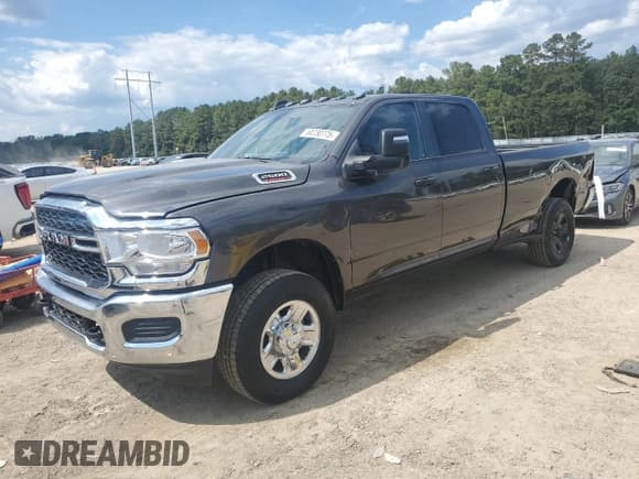 ✅ 2024 Ram 2500 Tradesman • VIN: 3C6UR5HJ1RG408444 • Лот: 84730775. Опубликован ранее на Copart с пробегом 1 466 миль. Бесплатный доступ к архиву аукционных продаж из США и подробный отчёт об истории автомобиля на DreamBid. Изображение 1.
