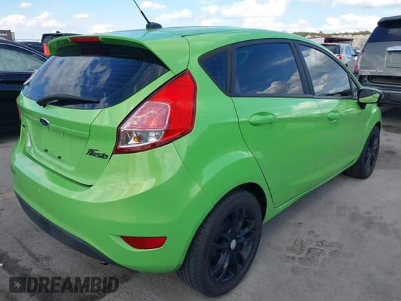 ✅ 2014 Ford Fiesta SE • VIN: 3FADP4EJ4EM189977 • Lot: 43384977. Wystawiony na IAAI z przebiegiem 137 690 mil. Bezpłatny archiwum sprzedaży aukcyjnych z USA i szczegółowy raport historii pojazdu na DreamBid. Zdjęcie 4.