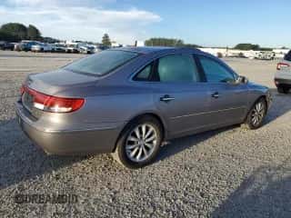 2006 Hyundai Azera SE z VIN KMHFC46F26A133300, wystawiony jako Copart lot #74730624 z przebiegiem 100 963 mil mil oraz Szkoda całkowita • Salvage title. Historia ofert i sprzedaży dostępna na DreamBid. Obrazek 3.