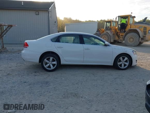 ✅ 2015 Volkswagen Passat SE • VIN: 1VWBT7A32FC014956 • Lot: 43191900. Listed on IAAI with 72,000 mi. Free auction sales archive from the USA and detailed vehicle history report at DreamBid. Image 13.
