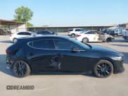 ✅ 2020 Mazda 3 Premium • VIN: JM1BPBNM2L1160648 • Lot: 43042031. Wystawiony na IAAI z przebiegiem 51 697 mil. Bezpłatny archiwum sprzedaży aukcyjnych z USA i szczegółowy raport historii pojazdu na DreamBid. Zdjęcie 13.