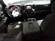 ✅ 2020 Chevrolet Silverado 1500 Custom • VIN: 1GCPYBEK1LZ346796 • Lot: 71002734. Wystawiony na Copart z przebiegiem 46 669 mil. Bezpłatny archiwum sprzedaży aukcyjnych z USA i szczegółowy raport historii pojazdu na DreamBid. Zdjęcie 8.