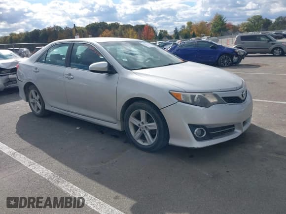 ✅ 2014 Toyota Camry SE • VIN: 4T1BF1FKXEU378666 • Lot: 43530481. Wystawiony na IAAI z przebiegiem 139 701 mil. Bezpłatny archiwum sprzedaży aukcyjnych z USA i szczegółowy raport historii pojazdu na DreamBid. Zdjęcie 1.