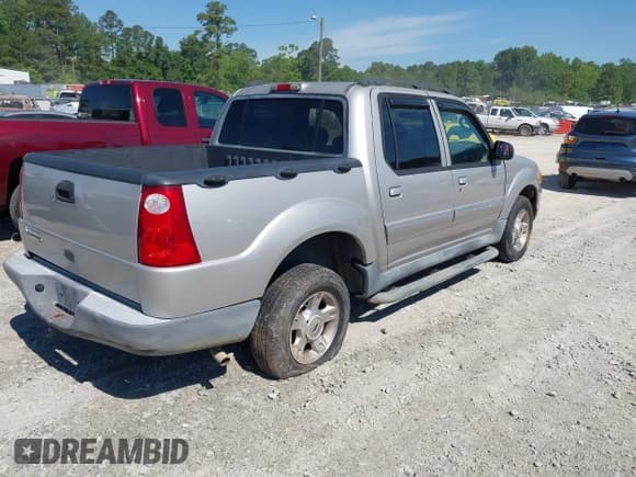 ✅ 2004 Ford Explorer Sport Trac XLS • VIN: 1FMZU67K34UA66302 • Lot: 42203931. Wystawiony na IAAI z przebiegiem 221 245 mil. Bezpłatny archiwum sprzedaży aukcyjnych z USA i szczegółowy raport historii pojazdu na DreamBid. Zdjęcie 4.