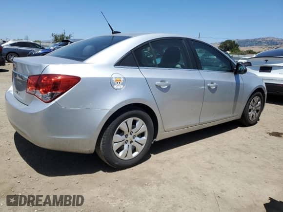2012 Chevrolet Cruze LS z VIN 1G1PC5SH9C7385858, wystawiony jako Copart lot #56993145 z przebiegiem 131 867 mil mil oraz Szkoda całkowita • Salvage title. Historia ofert i sprzedaży dostępna na DreamBid. Obrazek 3.