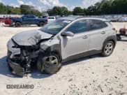 ✅ 2022 Hyundai Kona SEL • VIN: KM8K32AB0NU913123 • Лот: 72320064. Опубликован ранее на Copart с пробегом 15 049 миль. Бесплатный доступ к архиву аукционных продаж из США и подробный отчёт об истории автомобиля на DreamBid. Изображение 1.