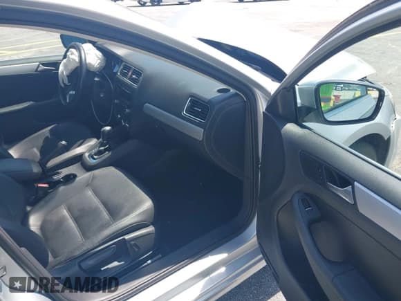 ✅ 2013 Volkswagen Jetta SE • VIN: 3VWDP7AJ6DM376487 • Lot: 42362475. Wystawiony na IAAI z przebiegiem 124 324 mil. Bezpłatny archiwum sprzedaży aukcyjnych z USA i szczegółowy raport historii pojazdu na DreamBid. Zdjęcie 5.