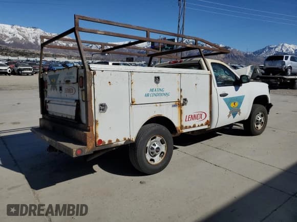 ✅ 2013 GMC Sierra 2500HD Work Truck • VIN: 1GT02ZCG0DF205800 • Lot: 50262915. Wystawiony na Copart z przebiegiem Nie podano. Bezpłatny archiwum sprzedaży aukcyjnych z USA i szczegółowy raport historii pojazdu na DreamBid. Zdjęcie 3.