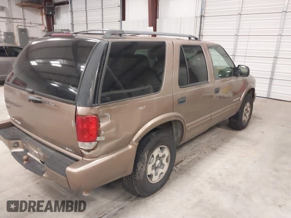 ✅ 2004 Chevrolet Blazer LS • VIN: 1GNDT13X94K133526 • Lot: 41582292. Wystawiony na IAAI z przebiegiem 177 686 mil. Bezpłatny archiwum sprzedaży aukcyjnych z USA i szczegółowy raport historii pojazdu na DreamBid. Zdjęcie 4.