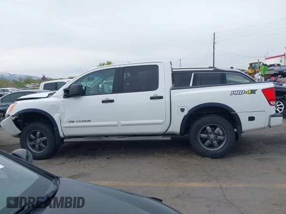 ✅ 2014 Nissan Titan Pro-4X • VIN: 1N6BA0ECXEN501915 • Lot: 42097967. Wystawiony na IAAI z przebiegiem 120 851 mil. Bezpłatny archiwum sprzedaży aukcyjnych z USA i szczegółowy raport historii pojazdu na DreamBid. Zdjęcie 14.