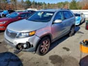 ✅ 2012 Kia Sorento LX • VIN: 5XYKT3A61CG226471 • Лот: 92984335. Опубликован ранее на Copart с пробегом 166 829 миль. Бесплатный доступ к архиву аукционных продаж из США и подробный отчёт об истории автомобиля на DreamBid. Изображение 1.