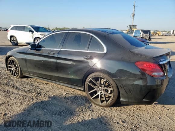 ✅ 2017 Mercedes-Benz C 300 • VIN: 55SWF4JB4HU203985 • Lot: 81244005. Wystawiony na Copart z przebiegiem 108 868 mil. Bezpłatny archiwum sprzedaży aukcyjnych z USA i szczegółowy raport historii pojazdu na DreamBid. Zdjęcie 2.