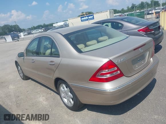 ✅ 2002 Mercedes-Benz C 230/260/280/320 • VIN: WDBRF61J32E005536 • Lot: 42527472. Wystawiony na IAAI z przebiegiem 9 601 mil. Bezpłatny archiwum sprzedaży aukcyjnych z USA i szczegółowy raport historii pojazdu na DreamBid. Zdjęcie 3.