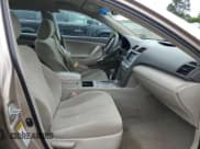 ✅ 2009 Toyota Camry • VIN: 4T1BE46K09U810174 • Lot: 69372935. Wystawiony na Copart z przebiegiem 107 601 mil. Bezpłatny archiwum sprzedaży aukcyjnych z USA i szczegółowy raport historii pojazdu na DreamBid. Zdjęcie 7.