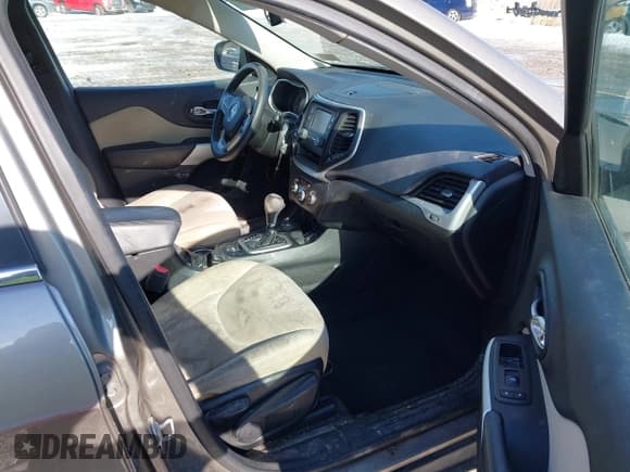 ✅ 2018 Jeep Cherokee Latitude • VIN: 1C4PJMCX2JD570426 • Lot: 41394183. Wystawiony na IAAI z przebiegiem 182 419 mil. Bezpłatny archiwum sprzedaży aukcyjnych z USA i szczegółowy raport historii pojazdu na DreamBid. Zdjęcie 5.