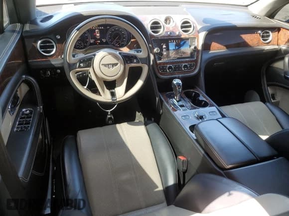 ✅ 2018 Bentley Bentayga Signature • VIN: SJAAC4ZV0JC020171 • Лот: 48413645. Опубликован ранее на Copart с пробегом 76 196 миль. Бесплатный доступ к архиву аукционных продаж из США и подробный отчёт об истории автомобиля на DreamBid. Изображение 8.