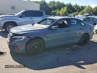 ✅ 2024 Volkswagen Jetta 40th Anniversary Edition • VIN: 3VW9T7BU7RM012600 • Лот: 63234475. Опубликован ранее на Copart с пробегом 20 553 миль. Бесплатный доступ к архиву аукционных продаж из США и подробный отчёт об истории автомобиля на DreamBid. Изображение 1.