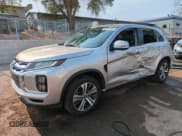 ✅ 2023 Mitsubishi Outlander ES • VIN: JA4ARUAUXPU012964 • Lot: 64581805. Wystawiony na Copart z przebiegiem 17 637 mil. Bezpłatny archiwum sprzedaży aukcyjnych z USA i szczegółowy raport historii pojazdu na DreamBid. Zdjęcie 1.