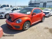✅ 2018 Volkswagen Beetle S • VIN: 3VWFD7AT7JM704868 • Лот: 43313404. Опубликован ранее на IAAI с пробегом 49 638 миль. Бесплатный доступ к архиву аукционных продаж из США и подробный отчёт об истории автомобиля на DreamBid. Изображение 2.