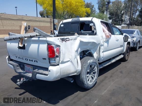✅ 2022 Toyota Tacoma SR5 • VIN: 3TMAZ5CN0NM161578 • Lot: 42430201. Wystawiony na IAAI z przebiegiem 39 654 mil. Bezpłatny archiwum sprzedaży aukcyjnych z USA i szczegółowy raport historii pojazdu na DreamBid. Zdjęcie 4.