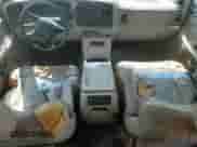 2001 Chevrolet Suburban LS z VIN 3GNEC16TX1G199311, wystawiony jako Copart lot #59264024 z przebiegiem 277 997 mil mil oraz Czysty tytuł • Clean title. Historia ofert i sprzedaży dostępna na DreamBid. Obrazek 8.