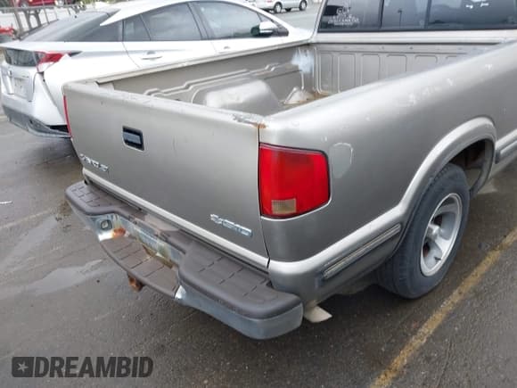 ✅ 1998 Chevrolet S-10 LS • VIN: 1GCCS19X0W8129721 • Lot: 41927965. Listed on IAAI with 180,056 mi. Free auction sales archive from the USA and detailed vehicle history report at DreamBid. Image 12.