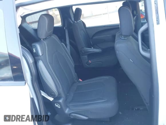 ✅ 2022 Chrysler Pacifica Touring • VIN: 2C4RC1FG1NR110237 • Lot: 41058050. Wystawiony na IAAI z przebiegiem Nie podano. Bezpłatny archiwum sprzedaży aukcyjnych z USA i szczegółowy raport historii pojazdu na DreamBid. Zdjęcie 8.