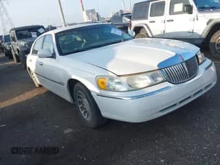 ✅ 2001 Lincoln Town Car Signature • VIN: 1LNHM82W61Y687099 • Lot: 43132680. Wystawiony na IAAI z przebiegiem 146 428 mil. Bezpłatny archiwum sprzedaży aukcyjnych z USA i szczegółowy raport historii pojazdu na DreamBid. Zdjęcie 1.
