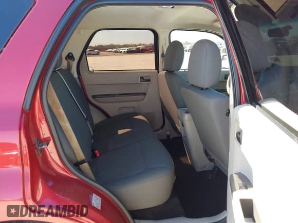 ✅ 2012 Ford Escape XLS • VIN: 1FMCU0C75CKB03350 • Lot: 43686502. Wystawiony na IAAI z przebiegiem 241 706 mil. Bezpłatny archiwum sprzedaży aukcyjnych z USA i szczegółowy raport historii pojazdu na DreamBid. Zdjęcie 8.