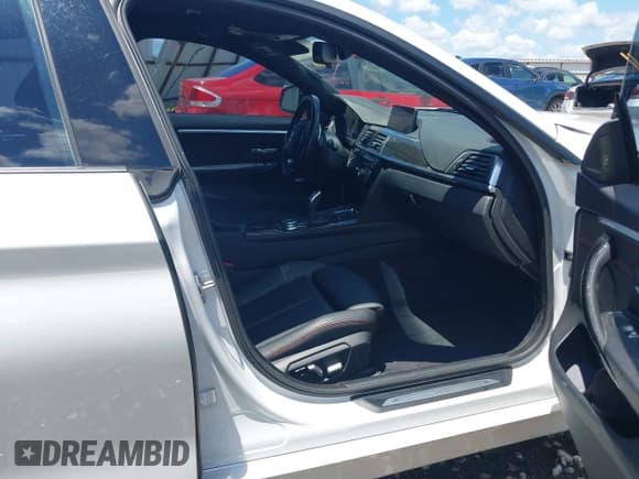 ✅ 2018 BMW 4 Series 430i xDrive • VIN: WBA4J3C5XJBL04818 • Lot: 42683902. Wystawiony na IAAI z przebiegiem 126 687 mil. Bezpłatny archiwum sprzedaży aukcyjnych z USA i szczegółowy raport historii pojazdu na DreamBid. Zdjęcie 5.