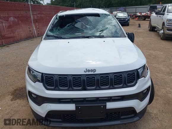 2025 Jeep Compass Latitude z VIN 3C4NJDBN0ST586904, wystawiony jako IAAI lot #42896513 z przebiegiem 4 100 mil mil oraz . Historia ofert i sprzedaży dostępna na DreamBid. Obrazek 6.