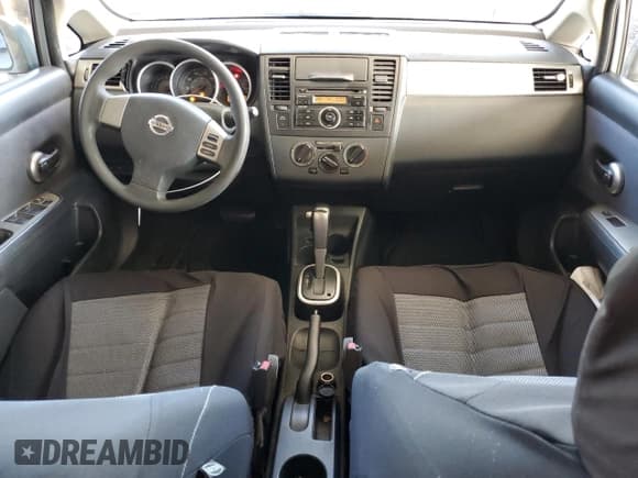 ✅ 2009 Nissan Versa S • VIN: 3N1BC13E39L500380 • Лот: 87053475. Опубликован ранее на Copart с пробегом 175 116 миль. Бесплатный доступ к архиву аукционных продаж из США и подробный отчёт об истории автомобиля на DreamBid. Изображение 8.