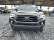 ✅ 2022 Toyota Tacoma SR5 • VIN: 3TMAZ5CN0NM185587 • Lot: 90533725. Wystawiony na Copart z przebiegiem 136 355 mil. Bezpłatny archiwum sprzedaży aukcyjnych z USA i szczegółowy raport historii pojazdu na DreamBid. Zdjęcie 5.