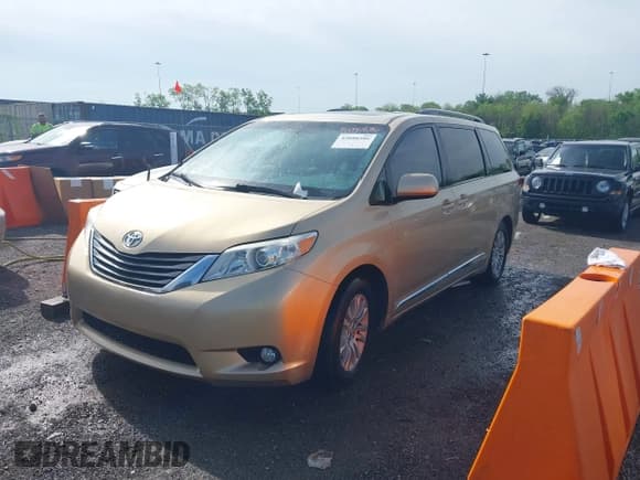 ✅ 2013 Toyota Sienna XLE AAS • VIN: 5TDYK3DC5DS331291 • Lot: 42090586. Listed on IAAI with 176,711 mi. Free auction sales archive from the USA and detailed vehicle history report at DreamBid. Image 2.