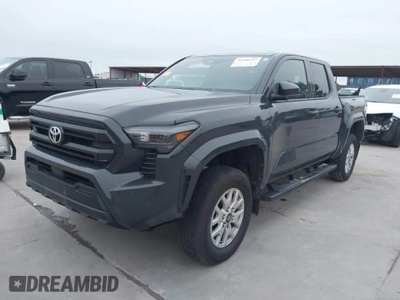 ✅ 2024 Toyota Tacoma SR • VIN: 3TYKD5HNXRT008289 • Lot: 42406937. Wystawiony na IAAI z przebiegiem 7 397 mil. Bezpłatny archiwum sprzedaży aukcyjnych z USA i szczegółowy raport historii pojazdu na DreamBid. Zdjęcie 2.