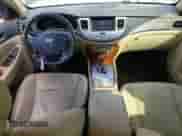 2013 Hyundai Genesis 3.8L z VIN KMHGC4DD0DU231274, wystawiony jako Copart lot #73247634 z przebiegiem 117 188 mil mil oraz Szkoda całkowita • Salvage title. Historia ofert i sprzedaży dostępna na DreamBid. Obrazek 8.