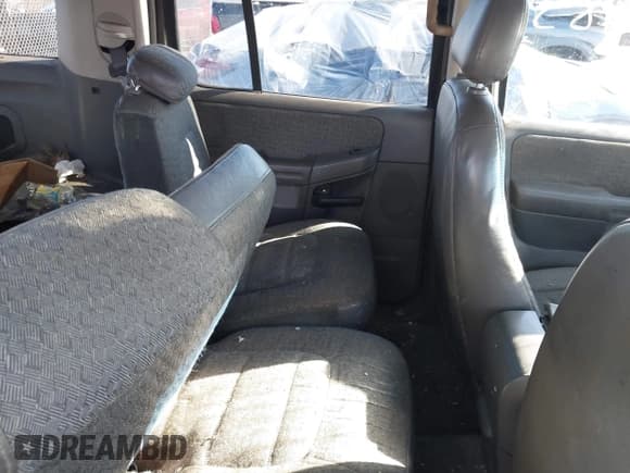 ✅ 2002 Ford Explorer XLS • VIN: 1FMZU72K12UD11589 • Lot: 41649785. Wystawiony na IAAI z przebiegiem 269 097 mil. Bezpłatny archiwum sprzedaży aukcyjnych z USA i szczegółowy raport historii pojazdu na DreamBid. Zdjęcie 8.