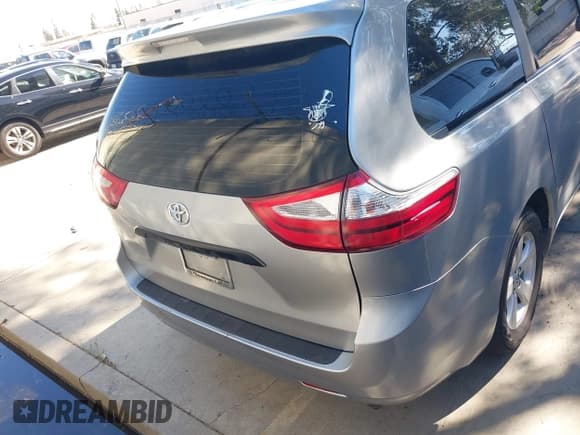 ✅ 2017 Toyota Sienna L • VIN: 5TDZZ3DC4HS869941 • Лот: 43436116. Опубликован ранее на IAAI с пробегом 85 550 миль. Бесплатный доступ к архиву аукционных продаж из США и подробный отчёт об истории автомобиля на DreamBid. Изображение 17.