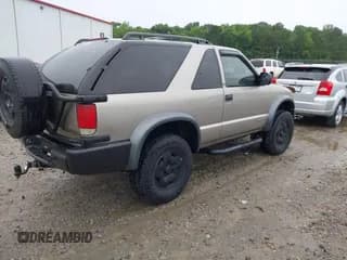 ✅ 2001 Chevrolet Blazer LS • VIN: 1GNCT18W11K246877 • Lot: 42375718. Wystawiony na IAAI z przebiegiem 264 652 mil. Bezpłatny archiwum sprzedaży aukcyjnych z USA i szczegółowy raport historii pojazdu na DreamBid. Zdjęcie 4.