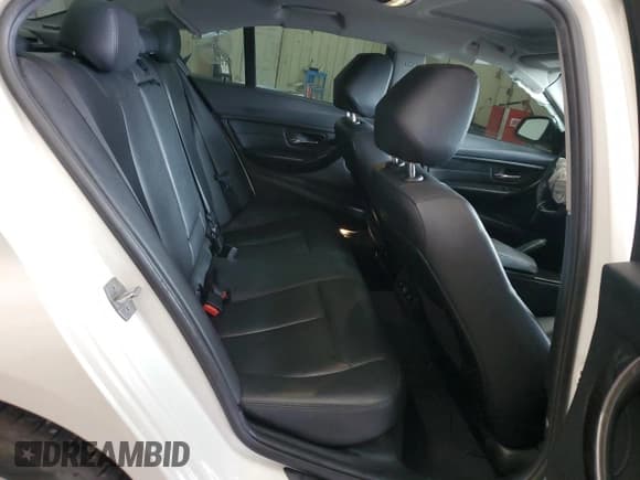 ✅ 2015 BMW 3 Series 328i • VIN: WBA3A5G59FNS91566 • Lot: 56054945. Wystawiony na Copart z przebiegiem 161 152 mil. Bezpłatny archiwum sprzedaży aukcyjnych z USA i szczegółowy raport historii pojazdu na DreamBid. Zdjęcie 10.