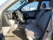 ✅ 2007 Toyota RAV4 • VIN: JTMZD33V275053221 • Lot: 91642995. Wystawiony na Copart z przebiegiem Nie podano. Bezpłatny archiwum sprzedaży aukcyjnych z USA i szczegółowy raport historii pojazdu na DreamBid. Zdjęcie 7.