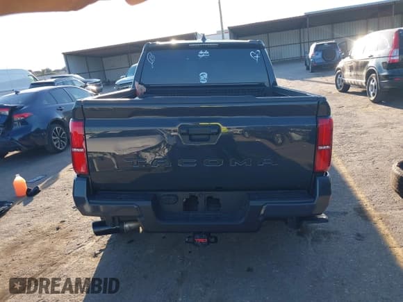 ✅ 2025 Toyota Tacoma SR5 • VIN: 3TMKB5FN4SM038558 • Лот: 43377593. Опубликован ранее на IAAI с пробегом 4 150 миль. Бесплатный доступ к архиву аукционных продаж из США и подробный отчёт об истории автомобиля на DreamBid. Изображение 16.