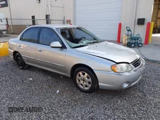 ✅ 2003 Kia Spectra • VIN: KNAFB121935242063 • Lot: 43067517. Wystawiony na IAAI z przebiegiem 162 061 mil. Bezpłatny archiwum sprzedaży aukcyjnych z USA i szczegółowy raport historii pojazdu na DreamBid. Zdjęcie 1.