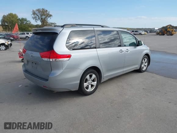 ✅ 2014 Toyota Sienna LE • VIN: 5TDKK3DC0ES509583 • Lot: 43424567. Listed on IAAI with 217,639 mi. Free auction sales archive from the USA and detailed vehicle history report at DreamBid. Image 4.