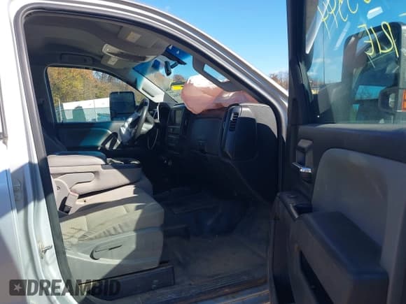 ✅ 2017 Chevrolet Silverado 2500HD Work Truck • VIN: 1GC1KUEG0HF101947 • Lot: 43635344. Wystawiony na IAAI z przebiegiem 188 245 mil. Bezpłatny archiwum sprzedaży aukcyjnych z USA i szczegółowy raport historii pojazdu na DreamBid. Zdjęcie 5.