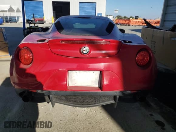 ✅ 2015 Alfa Romeo 4C • VIN: ZARBAAA42FM158537 • Lot: 70682334. Wystawiony na Copart z przebiegiem 80 358 mil. Bezpłatny archiwum sprzedaży aukcyjnych z USA i szczegółowy raport historii pojazdu na DreamBid. Zdjęcie 6.